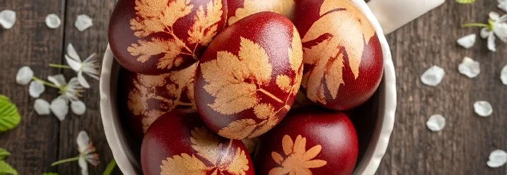 Gemusterte Ostereier in Tasse